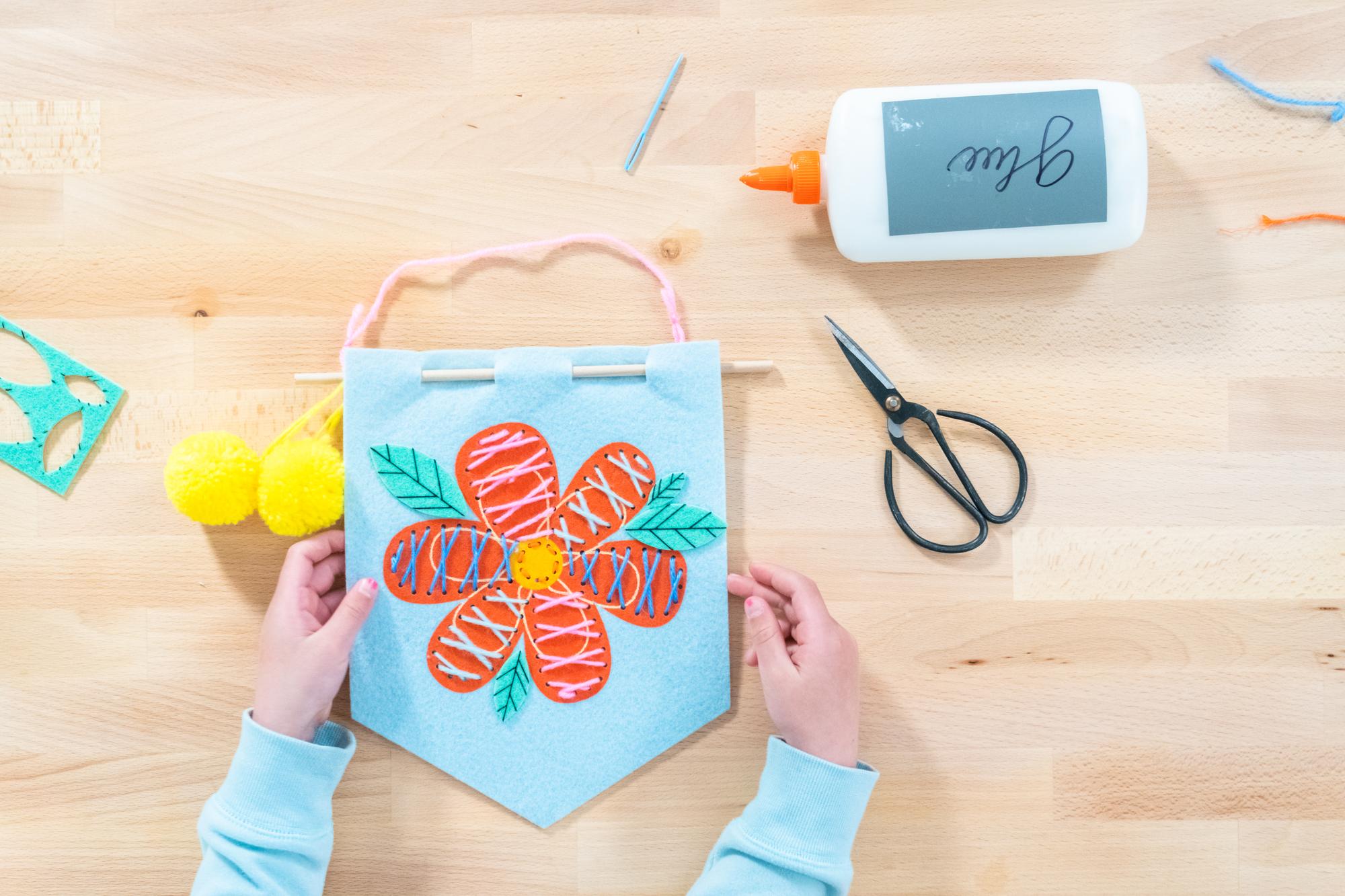 Torba z ozdobnym haftem płaskim i kontrastującą nitką